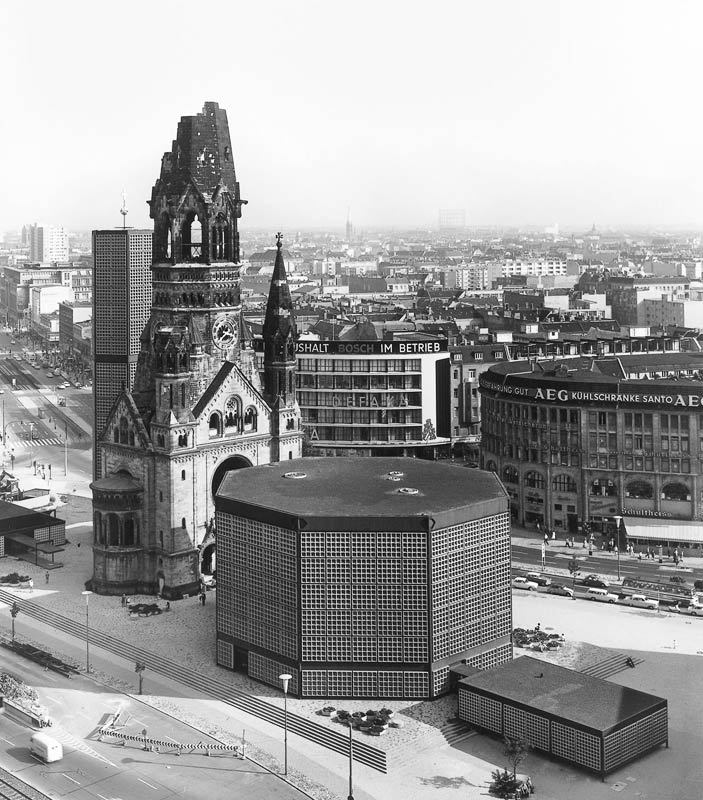 acidadebranca:  Black & White Architectural Photo [36] 50’s & 60’s architecture Berlin | Friedenskirche source 
