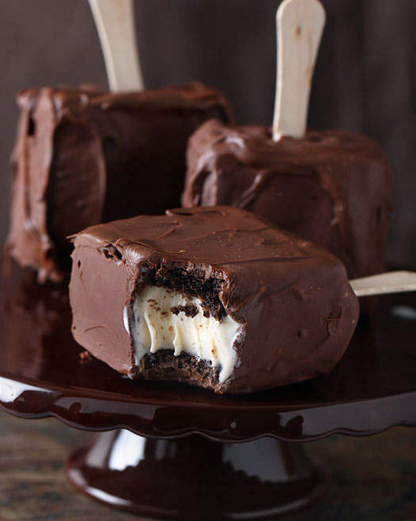 cakesonholiday:

Chocolate Covered Brownie Ice Cream Sandwiches
