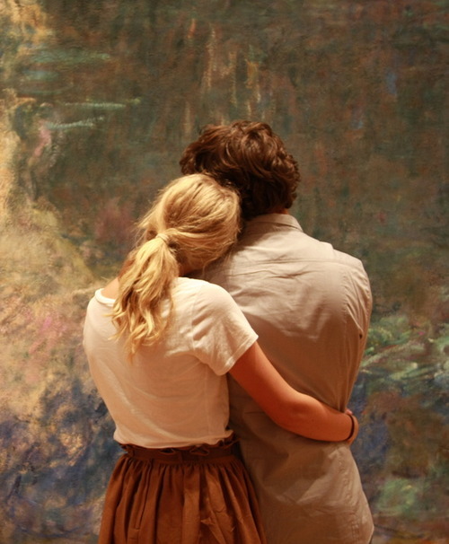 micaceous:


A couple admires the color and texture of Monetâ€™s Water Lilies at MoMA, New York





