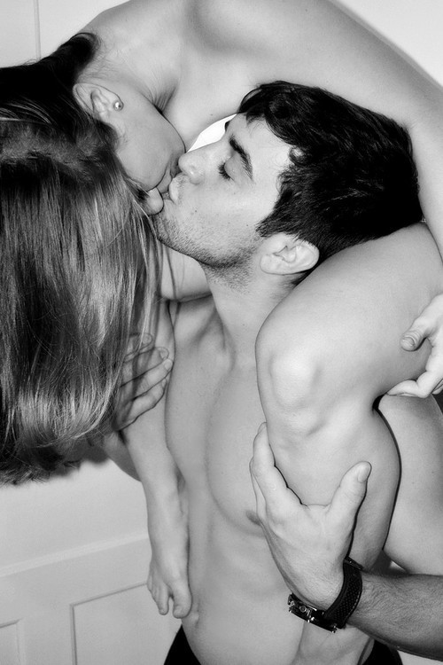 crazykissing:

sex / love / romance blog  just a few make-out tips