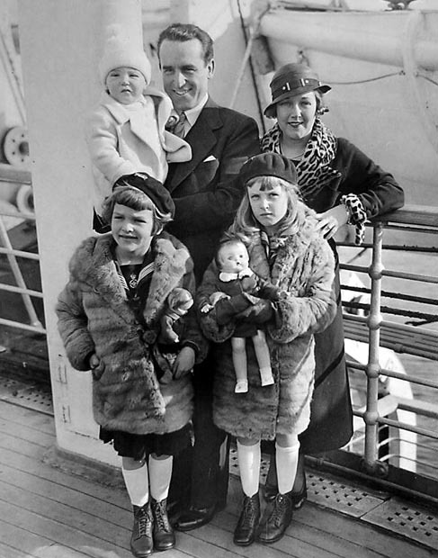 
Harold Lloyd, wife Mildred Davis Lloyd and their children Harold Jr., Peggy and Gloria arrive in New York City aboard the SS Bremen from their European vacation - February, 1933
