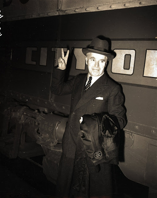 Charlie gives the Victory sign in Chicago c.1942
via http://discoveringchaplin.blogspot.com/