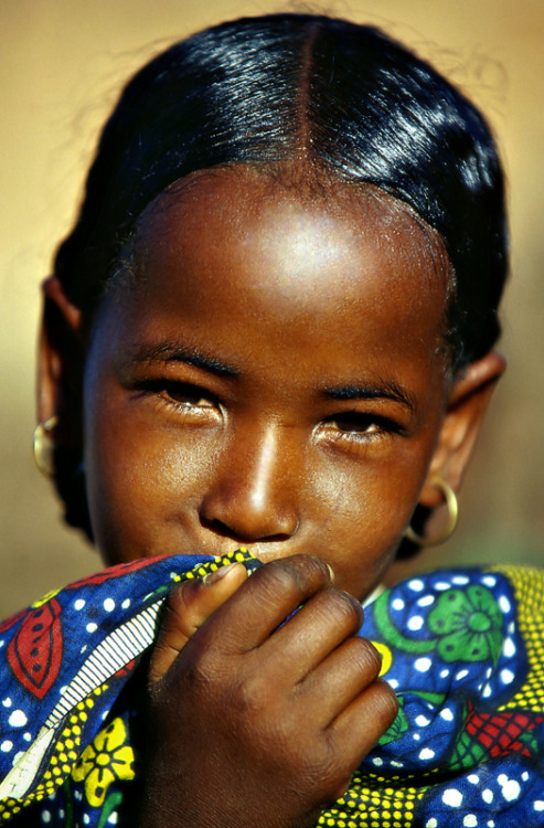 ode-to-the-world:


Tuareg Girl, Niger
Photo by Sergio Pessolano

