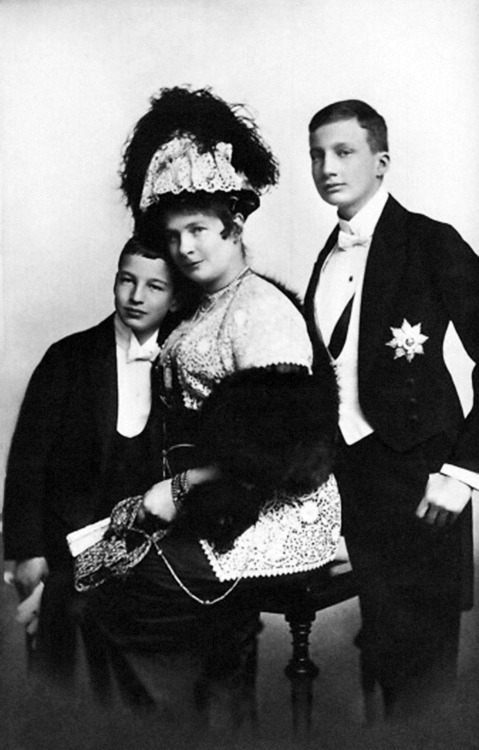 hotel-haute-societe:

Archduchess Auguste of Austria (born Princess of Bavaria) with her sons Archduke Ladislaus and Archduke Josef Franz

She was a grand daughter of Empress Elisabeth (Sissi)