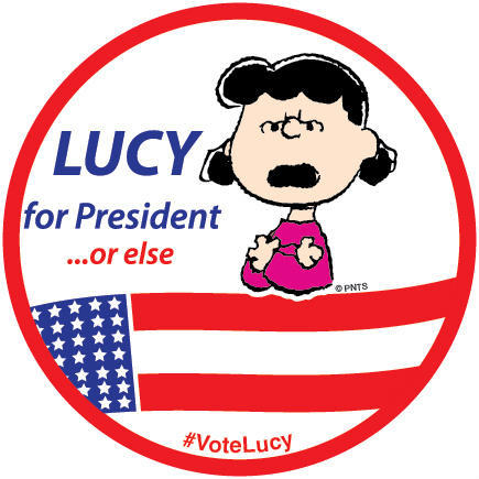 uno stemma tondo con il personaggio di Charlie Brown "Lucy" con scritto "Lucy for President" e la bandiera americana