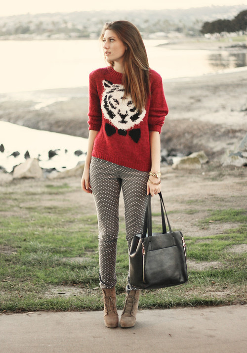 lookbookdotnu:

Tiger sweater (by Jade Elise)