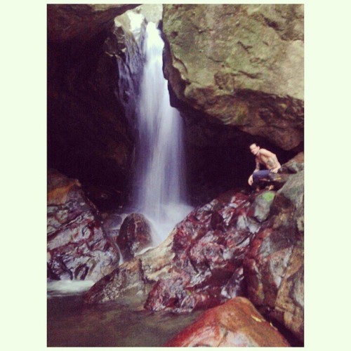Una cascada saliendo de una roca, juego de ilusiÃ³n! Las Yayas en el Cope de La Pintada, #Cocle #Panama #Enlodados #backpackers #waterfall #water #vertical #nature #landscape #adventure #tropical #trip #AmoPanama #