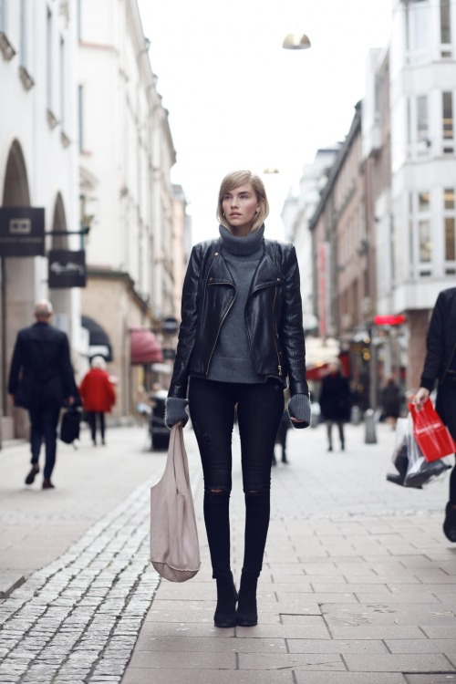 justthedesign: Elsa Ekman wears an extra long sleeve polo neck pullover with a gorgeous leather jacket and simple black jeans. Jacket: Mango, Polo/Bag Hunkydory, Jeans: Cheap Monday, Shoes: Zalando. 