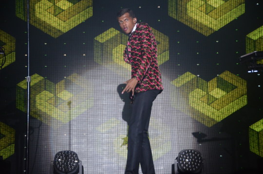 Stromae pulls one of many faces (Neon Tommy/Joyce Lee)