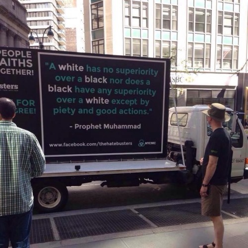 لافتة عليها حديث للنبي محمد ﷺ في شوارع نيويورك