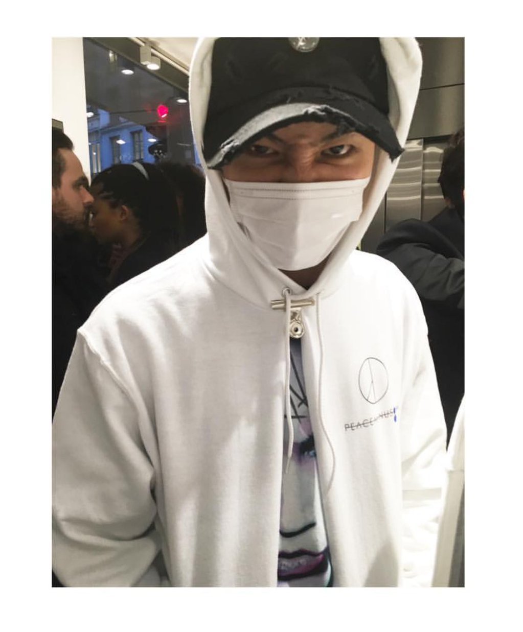 [23/1/2015][Pho] G-Dragon @Colette Store tại Paris Tumblr_o1f2tayvms1qb2yato1_1280