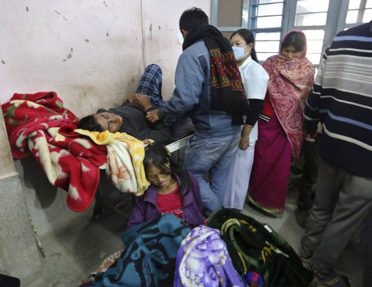 Medics tend to people who were injured after an earthquake, at a hospital in Imphal, India, January 4, 2016. REUTERS/Stringer