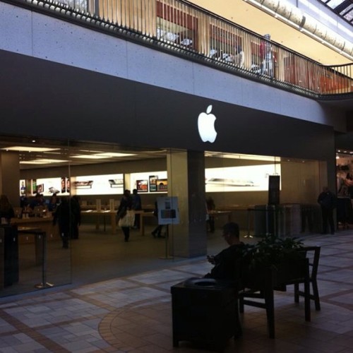 Apple Store, Ottawa, Ontario, Canada.