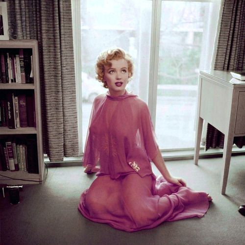 20th-century-man:

Marilyn Monroe / photo by Philippe Halsman, 1952.