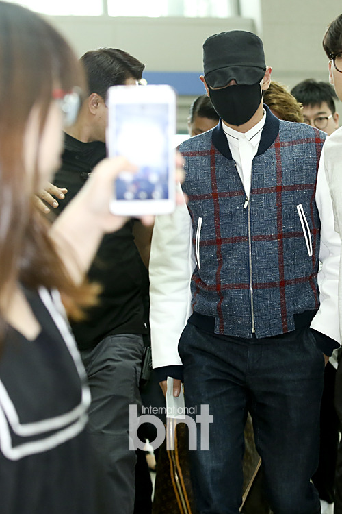 [25/8/2015][Vid/Pho] GD&TOP, Daesung tại sân bay đi Hàng Châu Tumblr_ntmgwz1pni1qb2yato3_500