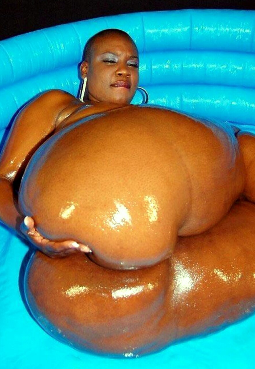 Big booty black mom naked