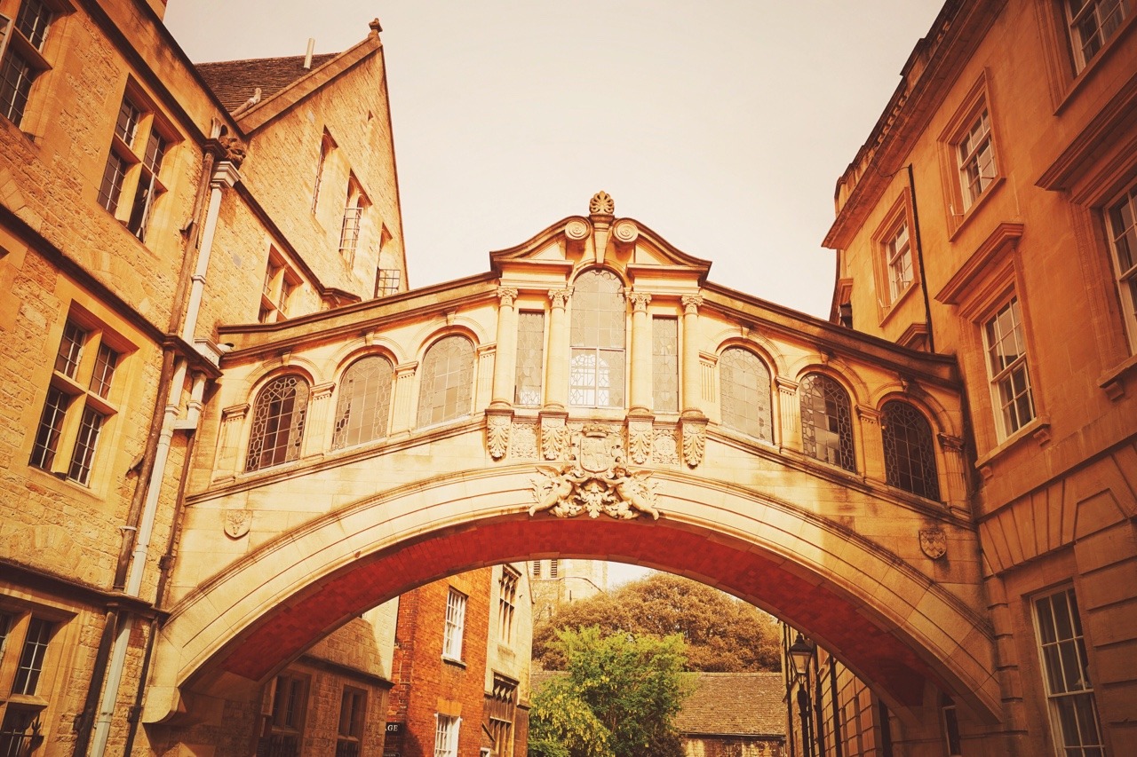 Oxford, England Hertford Bridge, popularly known as the Bridge of Sighs, - a skyway joining two parts of Hertford College over New College Lane. And here I thought I was in Venice momentarily 😊