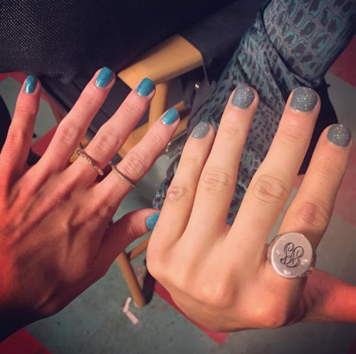 tbrick2: “Matching glitter nails with Magnus Bane. @harryshumjr 💅🏻💅🏻💅🏻”