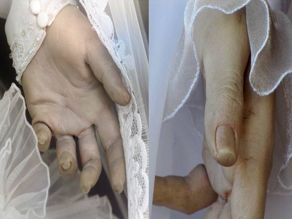 A close up view of the mannequin's hands that looks almost real. 