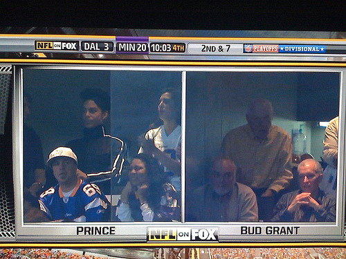 Prince has passed away. He was known to be a Vikings fan. Here he is at a  game. RIP : minnesotavikings