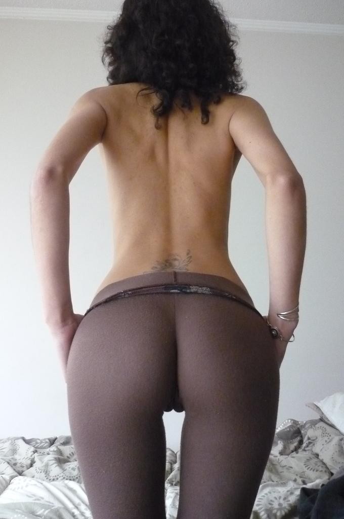 Booty in short spandex yoga pants ass
